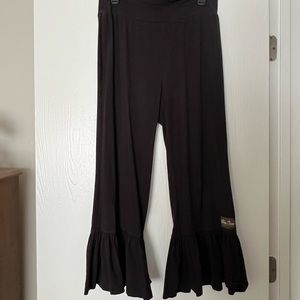 Matilda Jane ruffle pants. Lightly worn. Super comfy and cute☺️